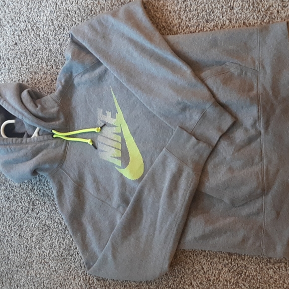 Large comfy Nike Hoodia - Picture 2 of 3